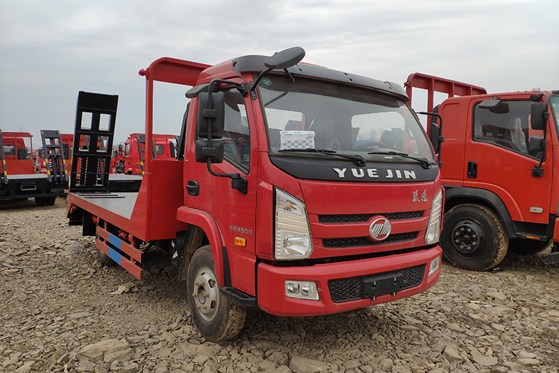 挖機(jī)平板運輸車夏季行車安全應(yīng)放在第一位